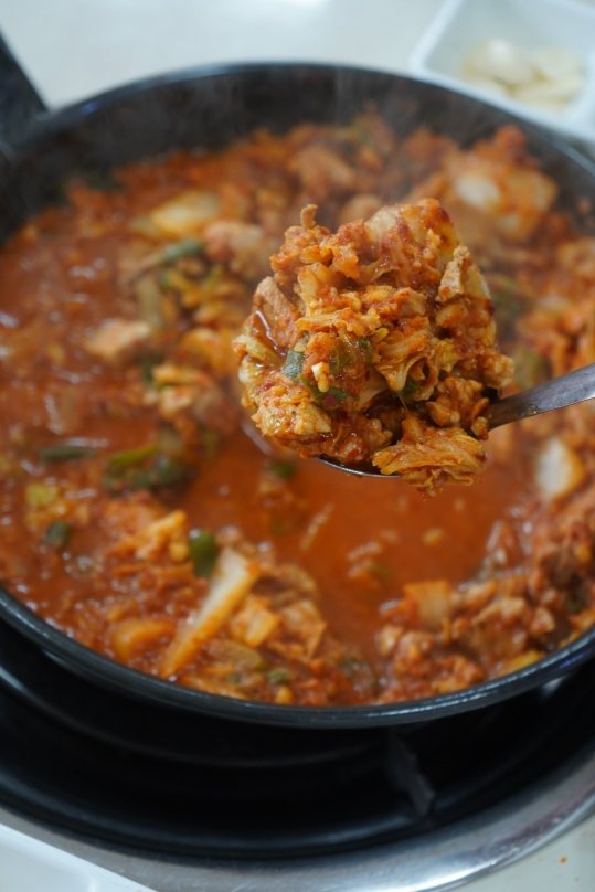국자로 떠 올린 비빔돼지