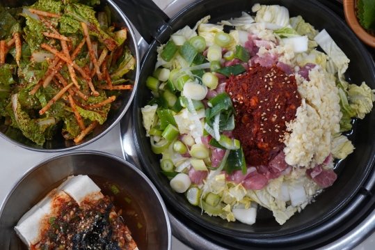 위에서 본 끓이기 전 비빔돼지 냄비와 겉절이·촌두부